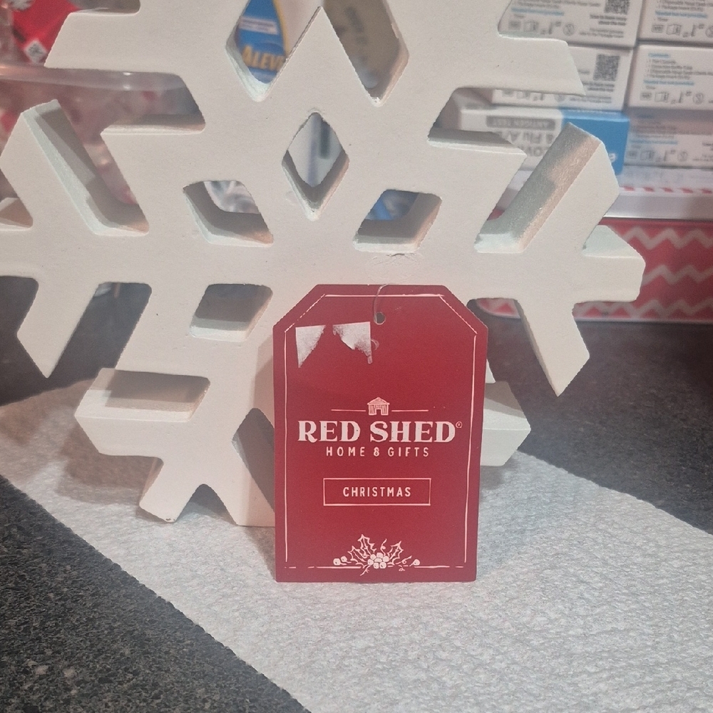 Elegant White Snowflake Holiday Decor - Picture 2 of 8